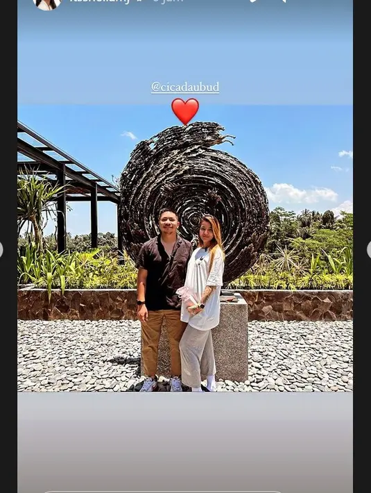 Meski sedang berbadan dua, Sheila Marcia masih tetap manggung sebagai DJ. Setelah pindah ke Bali, Sheila sudah mulai jarang terlihat di layar kaca dan layar lebar. Ia lebih banyak sebagai Disc jockey. [Instagram/itssheilamj]