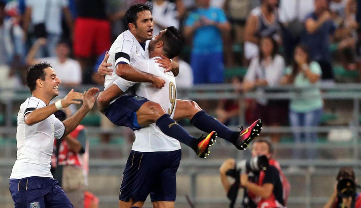 Para pemain Italia merayakan gol yang dicetak Graziano Pelle ke gawang Prancis. Italia sempat menyamakan kedudukan menjadi 1-1 pada menit ke-21. (EPA/Tony Vece)