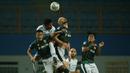 Pemain Persib Bandung, Wander Luiz (kiri) berduel udara dengan pemain Persikabo 1973, Shumeiko Veniamin dalam laga pekan ke-5 BRI Liga 1 2021/2022 di Stadion Wibawa Mukti, Cikarang, Senin (27/9/2021). Kedua tim bermain imbang 0-0. (Bola.com/Ikhwan Yanuar)