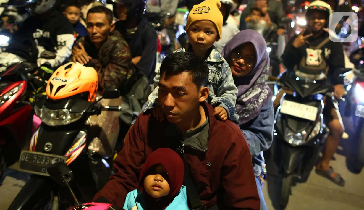 Mereka memilih menggunakan sepeda motor sebagai moda transportasi mudik dengan alasan lebih cepat sampai tujuan dan tidak macet. (Liputan6.com/Angga Yuniar)