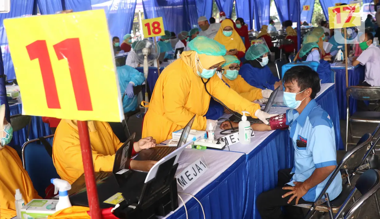 Petugas melakukan tes skrining terhadap calon penerima vaksin COVID-19 di Terminal Poris Plawad, Cipondoh, Kota Tangerang, Kamis (4/3/2021). Ada sebanyak 1.000 peserta pekerja transportasi mulai dari sopir angkot, bus, taksi dan ojek yang divaksinasi Covid-19. (Liputan6.com/Angga Yuniar)