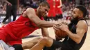 Pemain San Antonio Spurs, Patty Mills (kanan) berebut bola dengan pemain Chicago Bulls, Cristiano Felicio (kiri) pada lanjutan laga NBA di AT&T Center, (25/12/2016). (Reuters/Soobum Im-USA TODAY Sports)