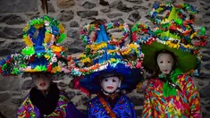 Sekelompok peserta mengenakan pakaian tradisional dan topi yang dikenal sebagai '' Ttutturo '' saat berpartisipasi dalam karnaval di desa Pyrenees Leitza, Spanyol (30/1). Ttutturo ini dihiasi pita dan bulu. (AP Photo / Alvaro Barrientos)