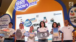 Direktur Consumer Bank BRI, Handayani (ketiga kanan) dan jajaran direksi foto bersama dengan memperlihatkan produk yang dapat diperoleh nasabah pada peluncuran BRI Poin di Jakarta, Sabtu, (11/11). (Liputan6.com/Fery Pradolo)