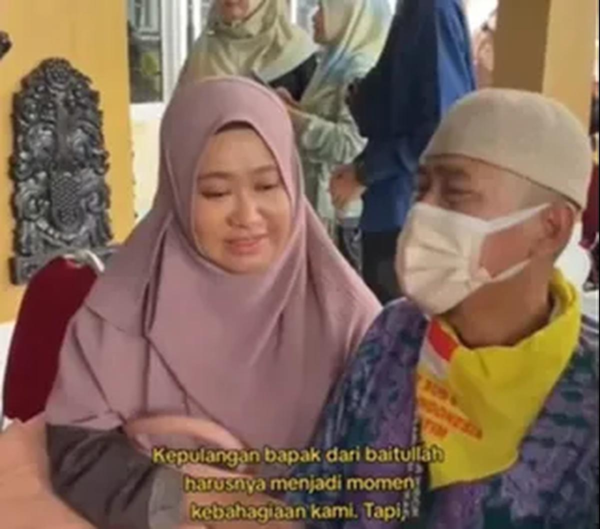 Bapak ini tampak menangis saat tahu istrinya telah meninggal. Ia terlihat didampingi sang anak. Terlihat raut wajah sedih terpancar di wajah sang bapak.
