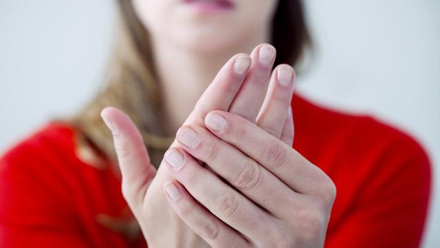 Kolesterol Sebabkan Sensasi Kebas di Tangan? (Image Point Fr / shutterstock)
