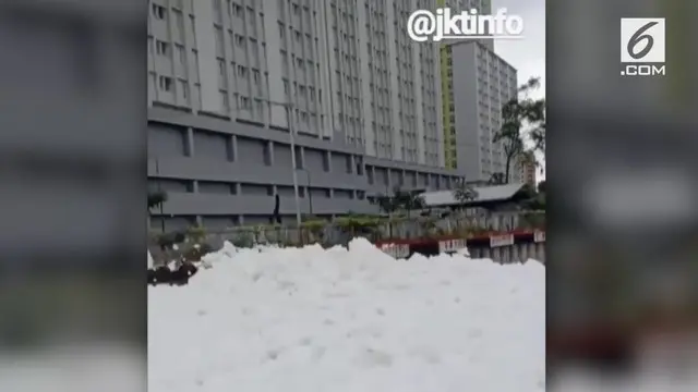 Sebuah video viral di media sosial menunjukkan kondisi Kali Item yang berwarna putih mirip salju di Kemayoran, Jakarta.