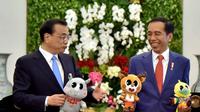 Perdana Menteri Tiongkok Li Keqiang dan Presiden Joko Widodo memperlihatkan 3 maskot Asian Games 2018 di Istana Presiden, Bogor, Selasa (8/5/2018). (foto: istimewa)