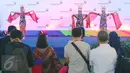 Penumpang menyaksikan pentas tarian tradisional Indonesia di Terminal 3 Ultimate, Tangerang, Senin (15/8). Acara pentas budaya tersebut bertujuan untuk menyambut para penumpang. (Liputan6.com/Angga Yuniar)