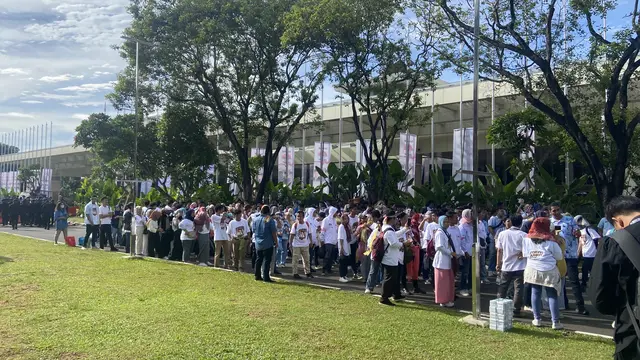 Massa pendukung masing-masing kandidat capres sudah berkumpul dan saling beradu yel-yel di lokasi debat capres di JCC, Jakarta, Minggu (4/2/2024) .