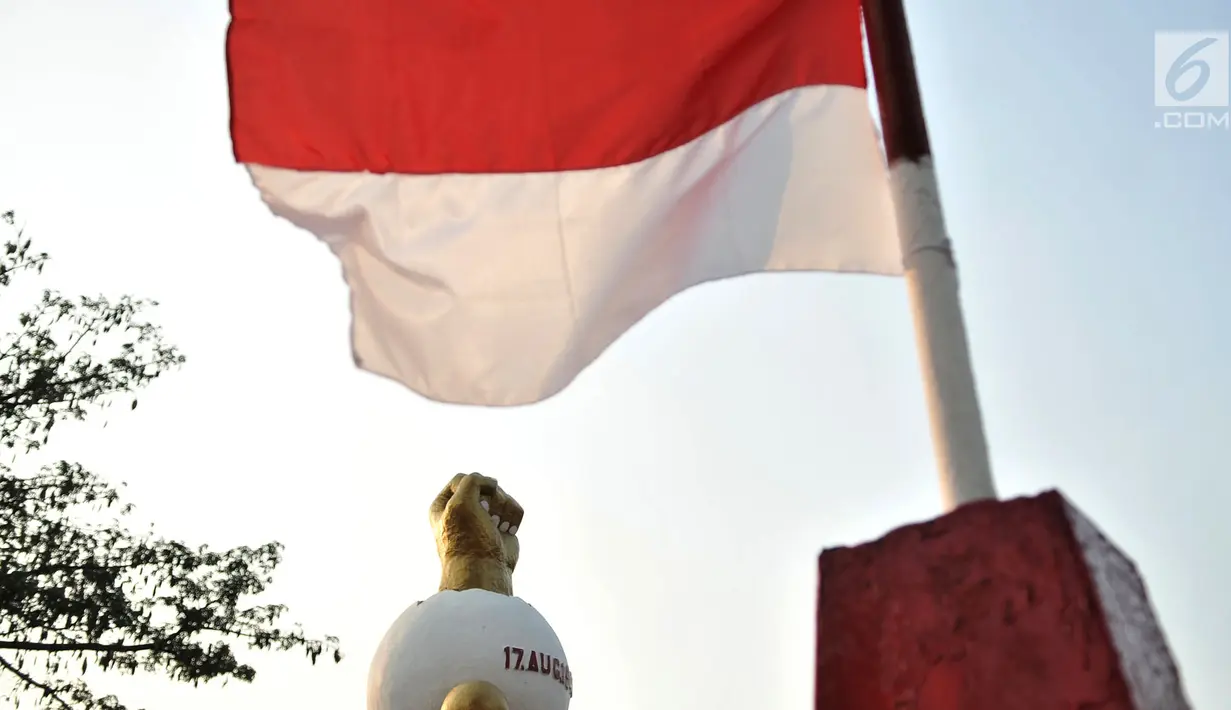 Bendera Merah Putih berkibar di Monumen Kebulatan Tekad, Rengasdengklok, Karawang, Jumat (17/8).  Monumen Kebulatan Tekad dibangun untuk memperingati peristiwa 'penculikan' Soekarno-Hatta oleh Golongan Muda Indonesia.(Merdeka.com/Iqbal S. Nugroho)