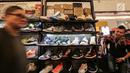 Pengunjung melintas di depan etalase sepatu sneaker pada bazar Sneakerpeak Kemang Quatro di Lippo Mall Kemang, Jakarta, Rabu (20/11). Sneakerpeak Kemang Quatro memberikan inspirasi bagi pecinta dan kolektor sneaker. (Liputan6.com/Fery Pradolo)