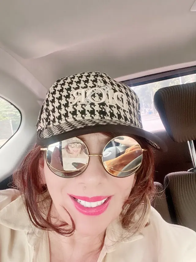 Potret Ibunda Venna Melinda yang Tampil Stylish di Usia Senja