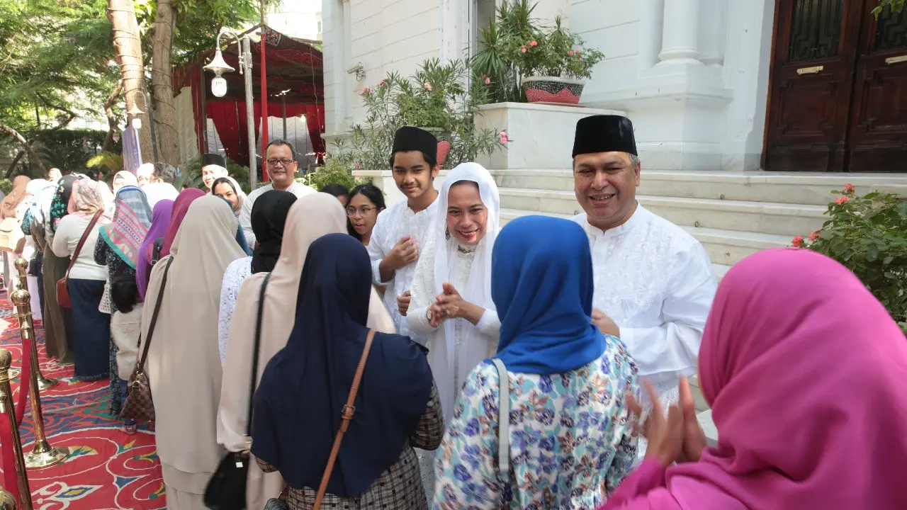 Dubes RI untuk Mesir Helmy Fauzy (pria paling depan, berkopiah) menyambut sekitar 3.000 WNI yang tumpah ruah memadati perayaan lebaran di KBRI Kairo (15/6/2018) (sumber: KBRI Kairo)