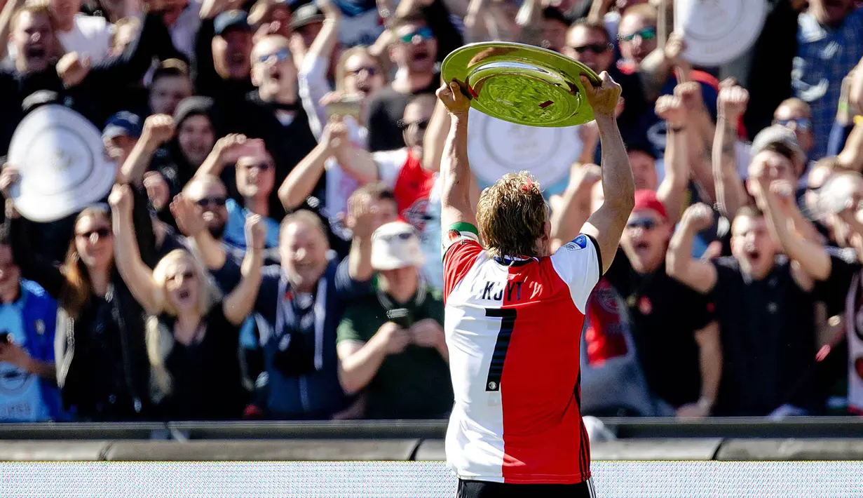 Kapten Feyenoord, Dirk Kuyt, mengangkat trofi usai memastikan diri sebagai jawara Eredivisie Liga Belanda 2016-2017 di laga melawan Heracles Almelo di Stadion De Kuip, Rotterdam, Minggu (14/5/2017).  Feyenoord menang 3-1. (EPA/Robin Van Lonkhuijsen)
