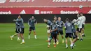 Para pemain Jerman melakukan mengikuti sesi latihan di stadion La Cartuja di Seville (17/11/2020). Jerman akan bertanding melawan Spanyol pada Matchday 6 UEFA Nations League 2020 di Estadio La Cartuja de Sevilla. (AFP/Cristina Quicler)