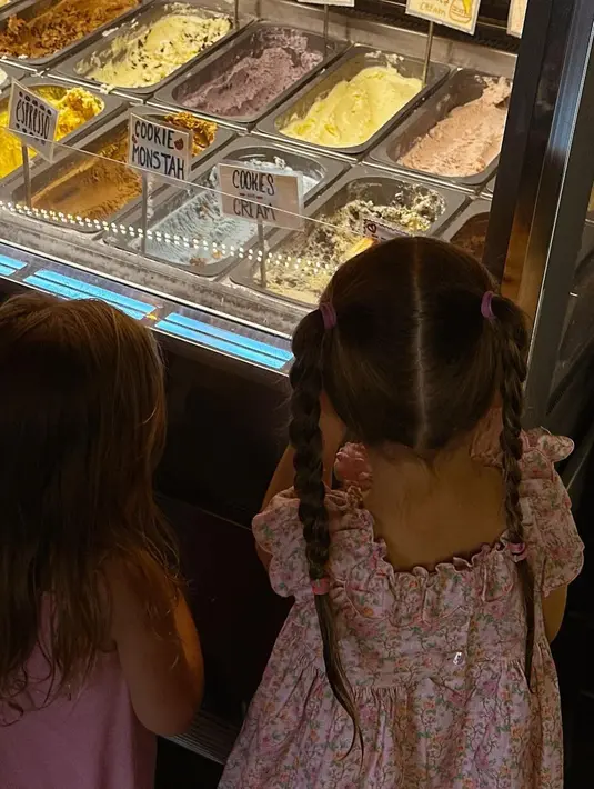 Potret keseruan liburan musim panas Gigi Hadid bersama Khai. [Foto: Instagram/gigihadid]