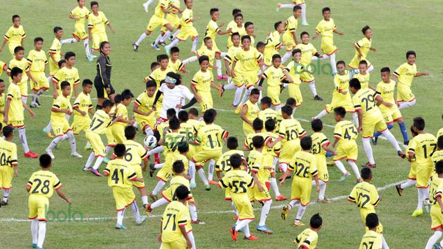 Laga Kolosal, 150 Anak SSB melawan 5 Legenda Sepak Bola Indonesia