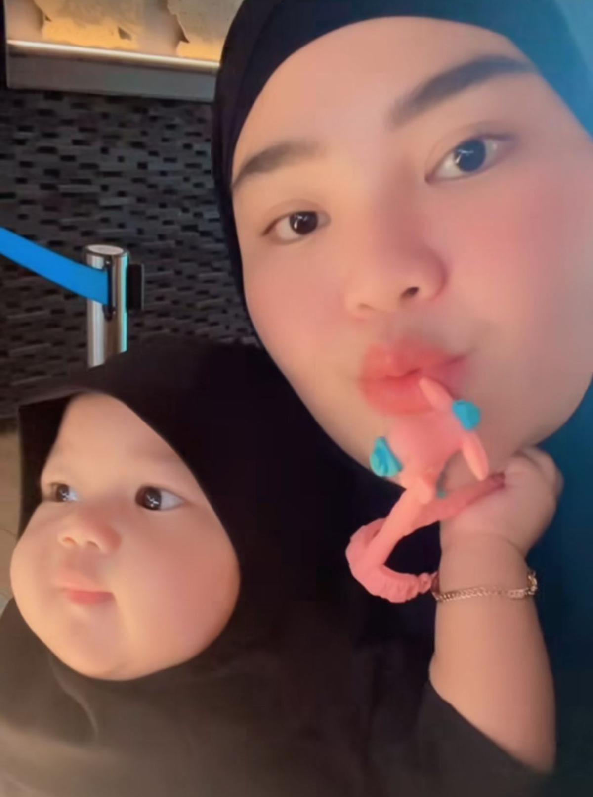 Mengawali Tahun dengan Umroh, Rosa Meldianti Keponakan Dewi Perssik Bagikan Potret Hangat Bersama Suami dan Anak