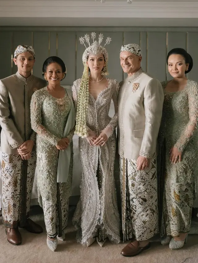 Alexandra Kakak Alyssa Daguise saat Akad Nikah dan Siraman sang Adik. [@alyssadaguise]