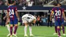 Reaksi kecewa striker Real Madrid, Joselu (tengah) setelah gagal memanfaatkan peluang di depan gawang Barcelona pada laga pramusim Soccer Champions Tour 2023 di AT&T Stadium, Arlington, Texas, Minggu (30/7/2023) dini hari WIB. (AP Photo/Jeffrey McWhorter)