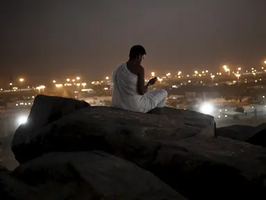 Peziarah Muslim berdoa di Jabal Rahmah dekat tepi Arafah saat ibadah haji, Arab Saudi (22/9/2015). Jabal Rahmah diyakini umat Muslim, sebagai tempat pertemuan antara Adam dan Hawa. (REUTERS / Ahmad Masood)