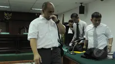 Terdakwa korupsi kasus alih fungsi kawasan hutan di Riau Gulat Medali Emas Manurung menjalini sidang vonis di Pengadilan Tipikor, Jakarta, Senin (23/2/2015).(Liputan6.com/Herman Zakharia) 