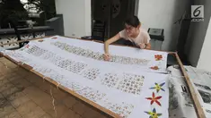 Wanita asal Amerika Latin belajar membuat batik dalam kelas bersama Rumah Batik Palbat di Tugu Kunstring Paleis, Jakarta, Kamis (22/3). Kegiatan membuat batik tulis dan batik cap ini hasilnya akan didonasikan untuk amal. (Merdeka.com/Arie Basuki)