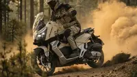 Perbandingan QJMotor Fort 180 Lawan Honda ADV 160, Mana Matic Adventure Terbaik?