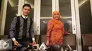 Ketua Komisi Perlindungan Anak Indonesia Asrorun Niam dan Menteri Sosial Khofifah Indar Parawansa usai memberi keterangan mengenai 99 anak laki-laki yang dijual AR (41) ke komunitas gay di Jakarta, Rabu (31/8). (Liputan6.com/Johan Tallo)