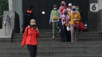 Warga keluar dari Stasiun MRT Dukuh Atas BNI, Jakarta, Kamis (21/1/2021). Untuk mencegah penyebaran virus COVID-19, pemerintah memperpanjang pemberlakuan pembatasan kegiatan masyarakat (PPKM) di Jawa-Bali selama 14 hari kedepan, mulai 26 Januari-8 Februari 2021. (Liputan6.com/Helmi Fithriansyah)