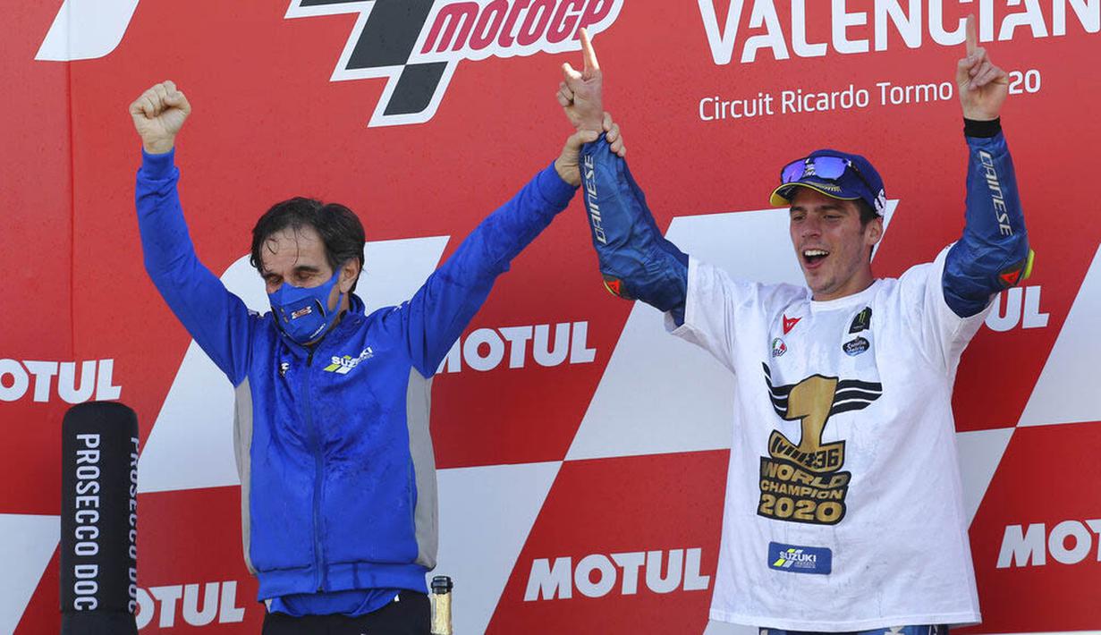 Pemabalap Suzuki Esctar, Joan Mir, melakukan selebrasi bersama manajer Davide Brivio usai balapan MotoGP Valencia di Sirkuit Ricardo Tormo, Minggu (15/11/2020). Meski finis ketujuh, Joan Mir berhasil mengunci gelar juara dunia MotoGP 2020. (AP/Alberto Saiz)
