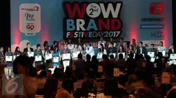 Suasana pemberian penghargaan pada acara The 2nd WOW Brand Festive Day 2017 di Jakarta, Kamis (9/3). Lebih dari 700 brand leader dan marketing enthusiats berkumpul dalam dalam acara tahunan Markplus Inc. ini. (Liputan6.com/ Johan Tallo)
