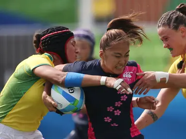 Pemain asal Jepang, Marie Yamaguchi dihadang dua pemain Brasil, Leme Strut dan Raquel Kochhann saat pertandingan Rugby Brasil melawan Jepang pada Olimpiade 2016 Rio di Stadion Deodoro - Rio de Janeiro, Brasil. (7/8). (REUTERS/Alessandro Bianchi)