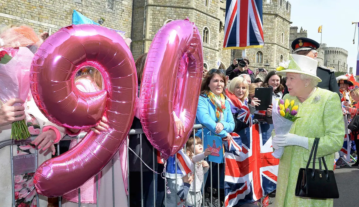 Ratu Inggris Elizabeth II berjalan menyapa warga saat merayakan ulang tahunnya yang ke-90  di kawasan Istana Windsor, Berkshire, Inggris (21/4/2016). (AFP PHOTO/John Stillwell)