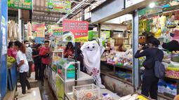 La'eeb sempat berfoto di spot-spot kuliner khas Solo yang terdapat di Pasar Gede Hardjonagoro, seperti Dawet Pasar Gede yang terkenal. (Procomm Surya Citra Media)