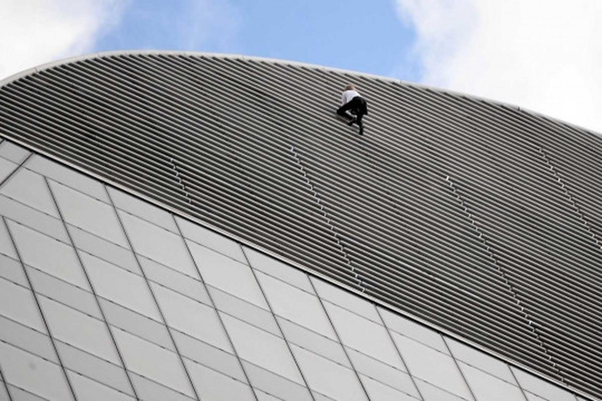 Aksi Alain Robert panjat gedung 185 meter tanpa pengaman