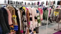 Pakaian yang terbuat dari bulu binatang dipamerkan di Hong Kong International Fur and Fashion Fair di Hong Kong, Sabtu (24/2). Para aktivis mendesak pemerintah melakukan tindakan melawan perdagangan bulu binatang. (VIVEK PRAKASH/AFP)
