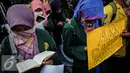Sejumlah mahasiswi membaca Al-Quran saat melakukan unjuk rasa di depan Balai Kota, Jakarta, Selasa (18/10). Dalam aksinya mereka menyampaikan agar siapa yang melakukan penodaan terhadap ajaran agama harus diproses secara hukum. (Liputan/Faizal Fanani)