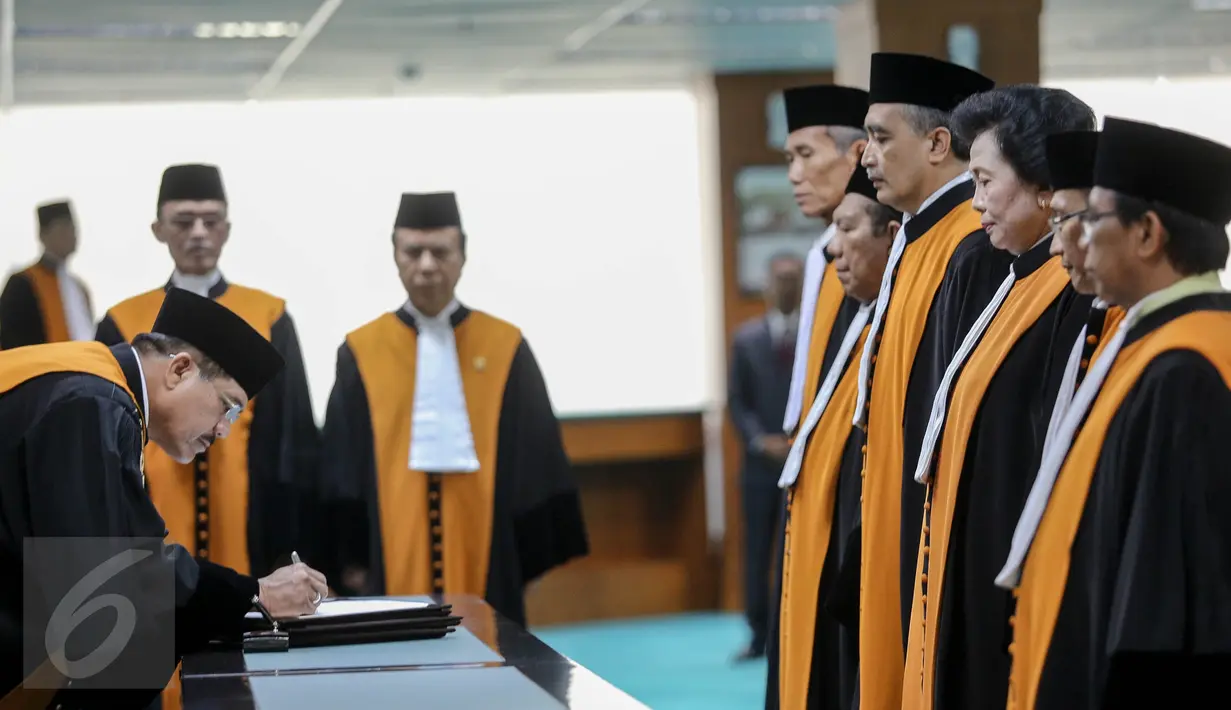 Ketua Mahkamah Agung (MA) Muhammad Hatta Ali (kiri) menadatangani berkas pengesahan enam Hakim Agung saat pelantikan di Gedung sekretariat MA, Jakarta, Rabu (5/8/2015). (Liputan6.com/Faizal Fanani)