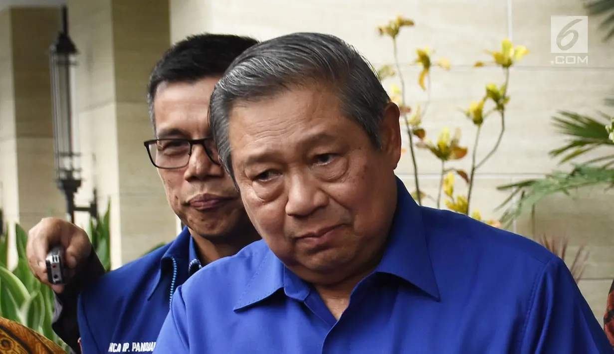 Ketum Partai Demokrat Susilo Bambang Yudhoyono (SBY) menjawab pertanyaan wartawan usai bertemu Bawaslu di kediaman SBY di Jakarta, Selasa (10/7). Kunjungan Bawaslu untuk sosialisasi pengawasan pencalonan Pileg dan Pilpres. (Liputan6.com/Herman Zakharia)