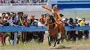Joki muda Po Karyu bertanding dalam babak final balap kuda 8 kilometer yang digelar di festival balap kuda tradisional di Nagqu, Daerah Otonom Tibet, China, 12 Agustus 2020. Po Karyu, seorang joki berusia 13 tahun dari Wilayah Nyainrong, akhirnya keluar sebagai juara di babak final. (Xinhua/Zhang Ru