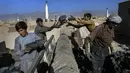 Buruh Afghanistan bekerja di sebuah pabrik batu bata di Deh Sabz, di pinggiran Kabul, Afghanistan, Minggu (26/9/2021). Para buruh biasanya bekerja selama 14 jam per hari, 6 hari dalam seminggu. (AP Photo/Bernat Armangue)