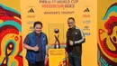 Ketua Umum PSSI, Erick Thohir (kiri) dan Wali Kota Surabaya, Eri Cahyadi saat menghadiri acara Trophy Experience Piala Dunia U-17 2023 yang berlangsung di Balai Pemuda Surabaya, Minggu (29/10/2023). (Bola.com/Aditya Wany)
