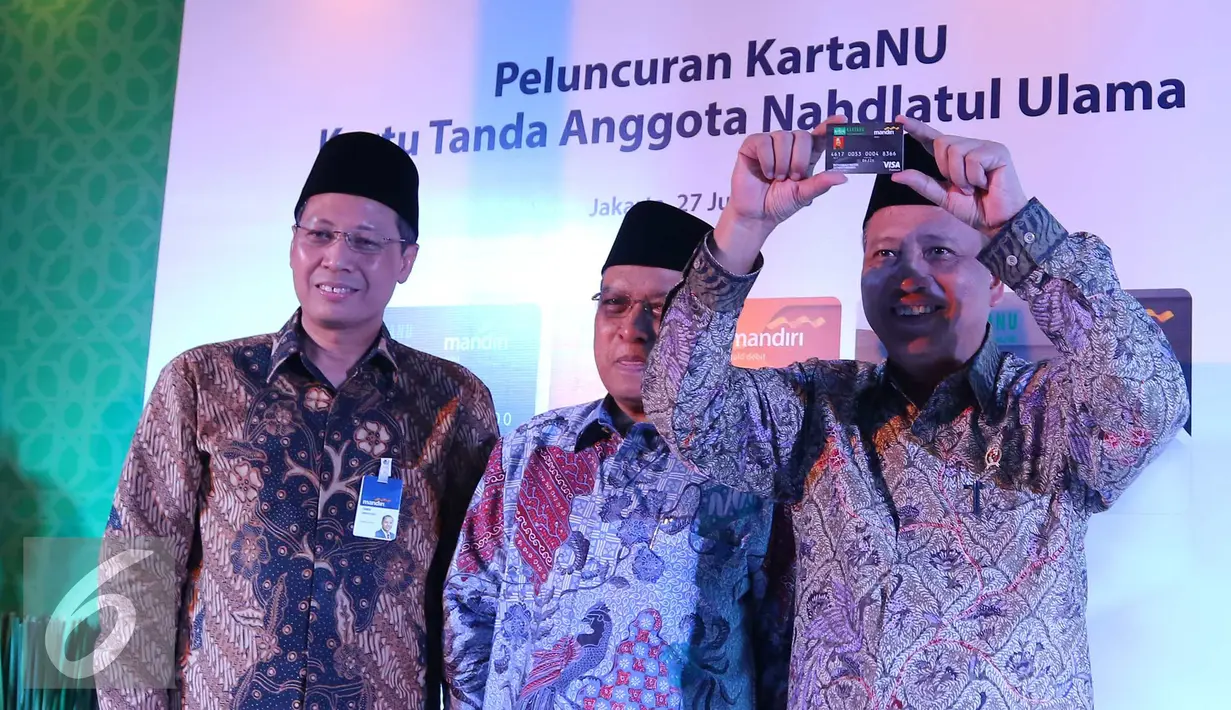 Menteri Riset, Teknologi dan Pendidikan Tinggi, Muhammad Nasir (kanan) menunjukkan kartu KARTANU saat peluncuran di Jakarta Senin (27/6). (Liputan6.com/Angga Yuniar) 