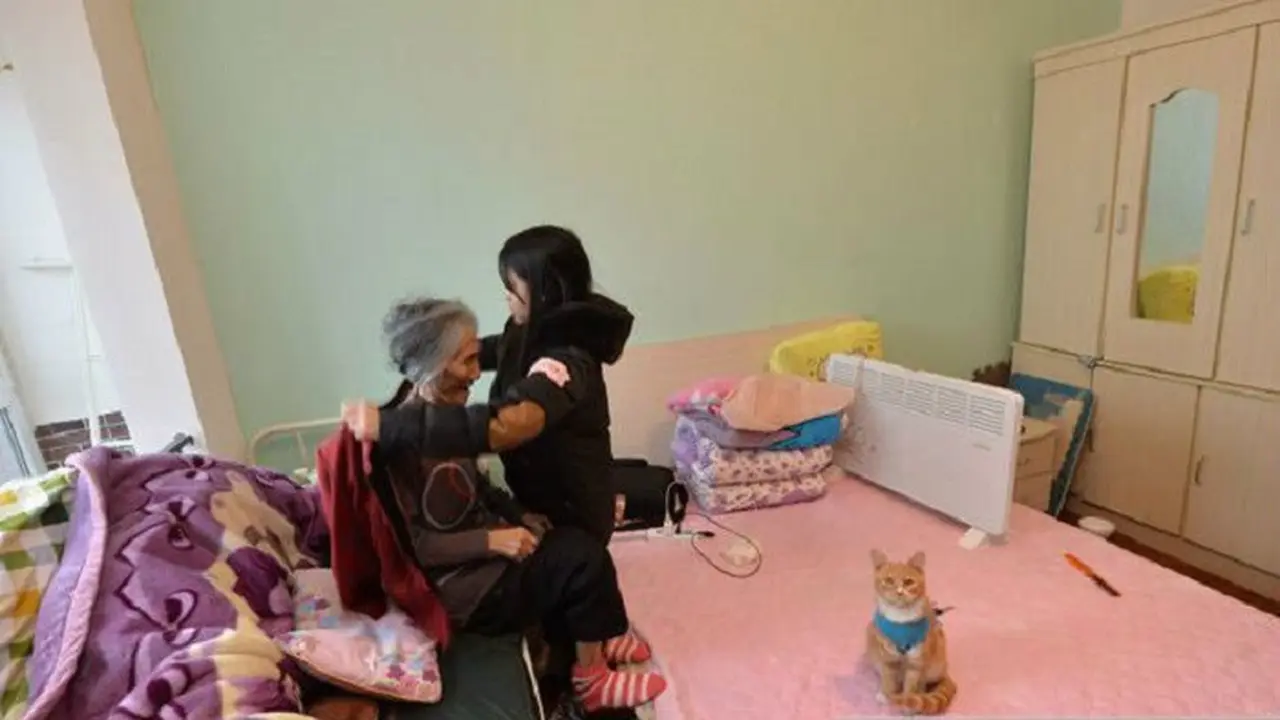 Liu Lin merawat neneknya dengan ketegaran dan kesabaran 