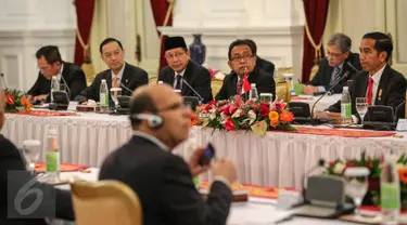 Presiden Jokowi saat rapat dengan Presiden Mesir Abdel Fattah Al Sisi di Istana Merdeka, Jakarta, Jumat (4/9/2015). Rapat tersebut membahas kerjasama ekonomi antara Mesir dengan indonesia. (Liputan6.com/Faizal Fanani)