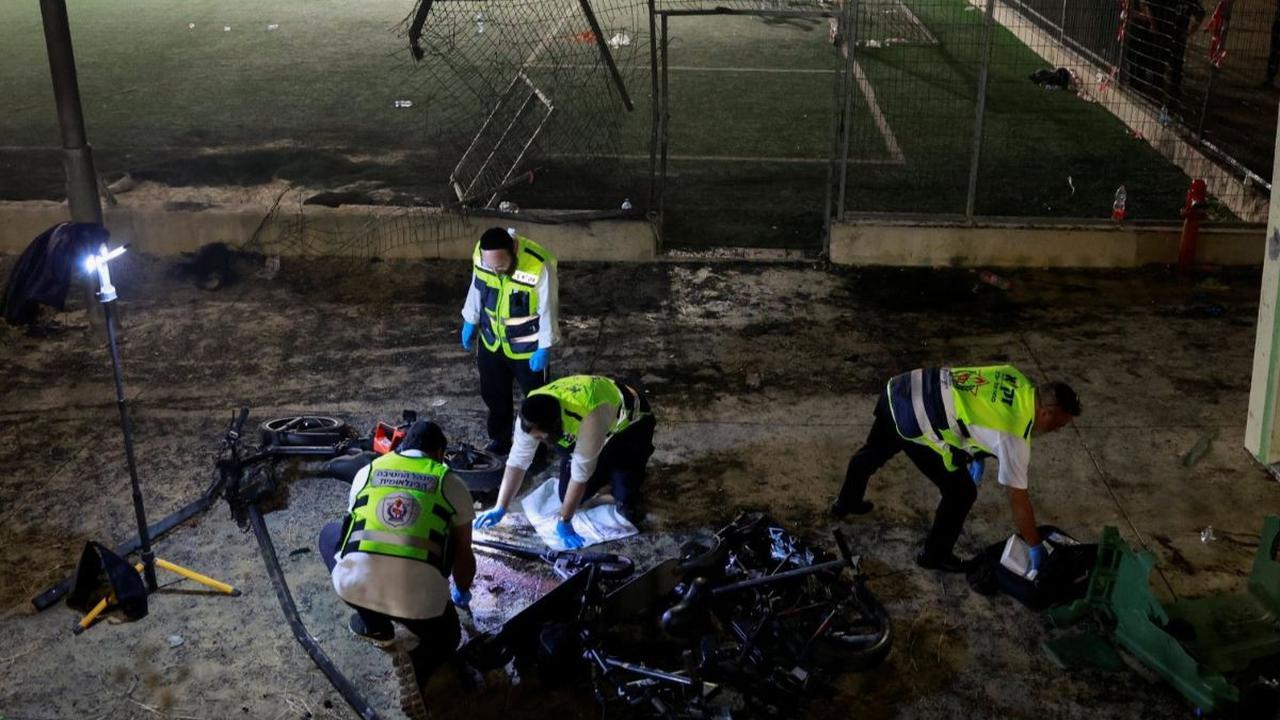 Petugas darurat memeriksa lokasi serangan roket di sebuah lapangan sepak bola di Desa Majdal Shams, Dataran Tinggi Golan yang diduduki Israel, pada Sabtu (27/7/2024). Serangan roket misteirus, yang dilaporkan berasal dari Lebanon, tersebut menewaskan sed