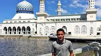 Tak lupa Dedi Kusnandar menyempatkan diri untuk Salat Jum'at perdana di Masjid Kota Sabah, Kinabalu, Malaysia. (Instagram)