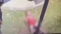 Seorang bocah berinisial MWP (6) terkapar di dekat tiang listrik setelah diduga menjadi korban perundungan di Senen. (Dok. tangkapan layar @balewartawanjakpus10)
